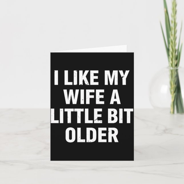 Tarjeta I Like My Wife A Little Bit Older Funny Saying Wom (Anverso)