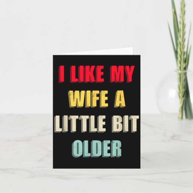 Tarjeta I Like My Wife A Little Bit Older Funny Saying Wom (Anverso)