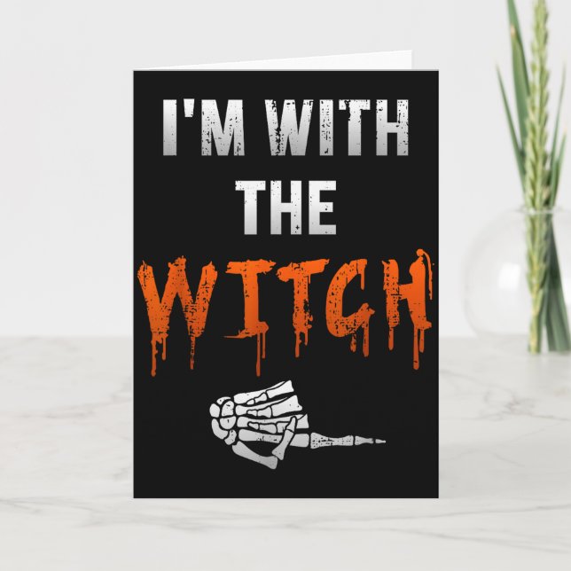 Tarjeta I'm With Witch Skeleton Hand Funny Halloween Husba (Anverso)