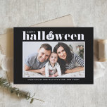 Tarjeta Jack-o'-lantern Black Photo Happy Halloween<br><div class="desc">¡Feliz Halloween! Envíe saludos de Halloween a la familia y amigos con esta tarjeta de personalizable de Halloween. Presenta una tipografía retro audaz y un acento de calabaza. Personalice agregando sus detalles. Esta tarjeta de fotos personalizado de Halloween está disponible en otros colores. Los elementos coincidentes están disponibles.</div>