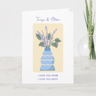 Tarjeta Jarrón azul elegante con arreglo floral de lavanda