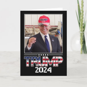 Tarjeta Joe Biden con un sombrero de Trump divertido elect