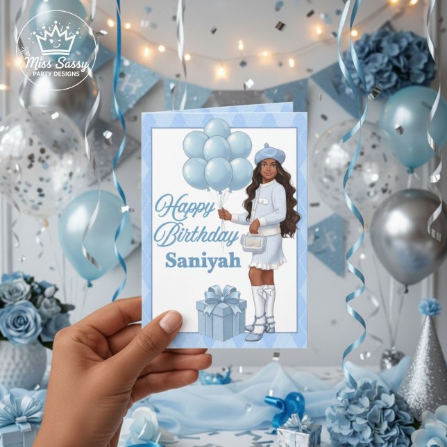 Tarjeta Joven Chica Moda Estilo Azul Deseos de Cumpleaños (Chic teen birthday card with Black Girl Magic vibes, shown 5x7 hand-held with glam décor.)