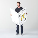 Tarjeta Jumbo gigante Inspirador 70 cumpleaños<br><div class="desc">Funny Jumbo Giant 70 cumpleaños. Gracioso y inspirador cita 70, así que qué para un hombre o una mujer que celebra el 70 cumpleaños. Gran carta gigante personalizado para una celebración especial. Personaliza esta tarjeta con tu nombre, edad y tu texto dentro de la tarjeta. Dentro de la tarjeta hay...</div>