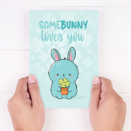 Tarjeta Kawaii Bunny Holding Clover: Somebunny te ama