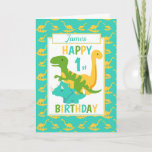 Tarjeta Kids Dinosaur 1er cumpleaños Azul<br><div class="desc">Una divertida tarjeta de cumpleaños. Esta brillante tarjeta de primer cumpleaños incluye un dinosaurio T-Rex verde personalizado, un bronce amarillo y un triceratops azul, ambientado en un fondo de dinosaurio azul y amarillo Un bonito diseño para un niño que tendrá un año de edad. La edad de cumpleaños y el...</div>