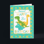 Tarjeta Kids Dinosaur 3er cumpleaños Azul<br><div class="desc">Una divertida tarjeta de 3 años. Esta brillante tarjeta de tercer cumpleaños presenta un dinosaurio T-Rex verde personalizado, un bronce amarillo y un triceratops azul, ambientado en un fondo de dinosaurio azul y amarillo Un bonito diseño para un niño de tres años. La edad de cumpleaños y el nombre del...</div>