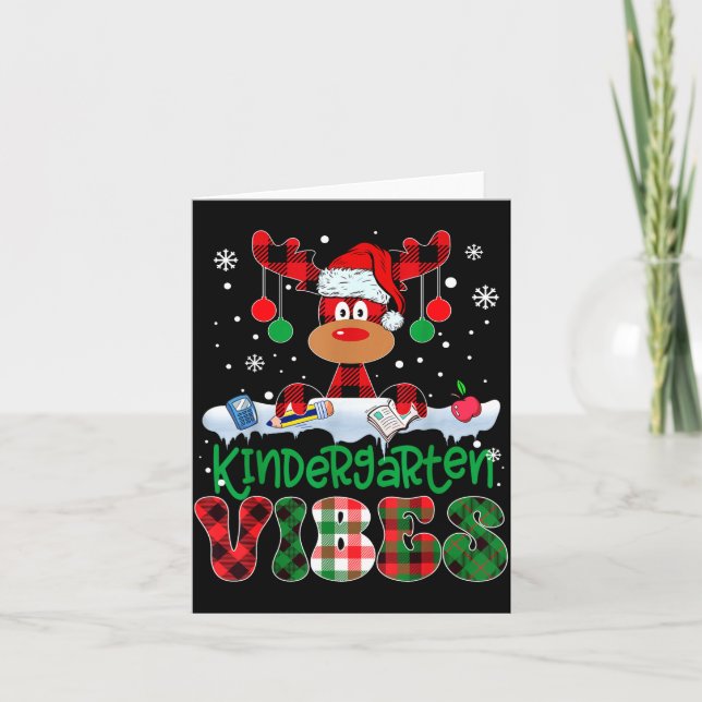 Tarjeta Kindergarten Vibes Teacher Buffalo Plaid Reindeer  (Anverso)