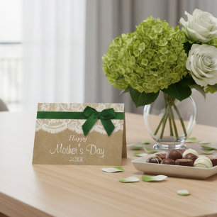 Tarjeta Kraft, encaje y reverencia verde feliz día de la m