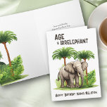 Tarjeta La edad es irrelevante, el elefante gracioso feliz<br><div class="desc">Graciosa tarjeta de cumpleaños con la inscripción "La edad es irrelevante" y tu texto personalizado en la parte delantera. El diseño presenta un bonito elefante enmarcado por palmeras tropicales y vegetación de la jungla. Puede personalizar el saludo de cumpleaños dentro y también tener la opción de añadir un signo con...</div>