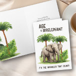 Tarjeta La edad es irrelevante, Wrinkle Elephant es divert<br><div class="desc">Tarjeta divertida de cumpleaños con la leyenda "La edad es irrelevante... ¡son las arrugas las que cuentan!". El diseño presenta un bonito elefante enmarcado por palmeras tropicales y vegetación de la jungla. Puede personalizar el saludo de cumpleaños dentro y también tener la opción de añadir un signo con su(s) nombre(s)...</div>
