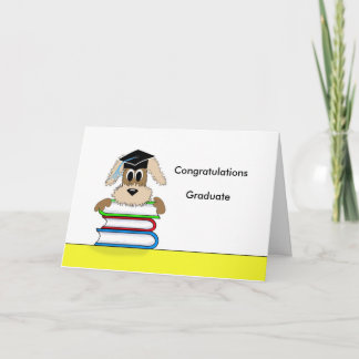 Tarjeta La enhorabuena gradúa el perro en pila de libro