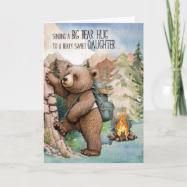 Tarjeta La hija se abraza de oso grande en el campamento d