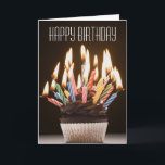 Tarjeta La magdalena con cumpleaños mira al trasluz la<br><div class="desc">Identificación del activo: 72884794/Rubberball/Mike Kemp/magdalena con las velas del cumpleaños</div>