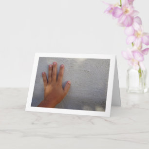 Tarjeta La mano del hombre en la pared
