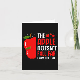 Tarjeta La manzana no está muy lejos de la foto de la manz