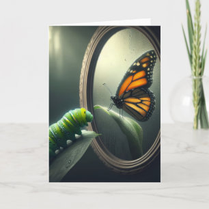 Tarjeta La oruga verde del cumpleaños mirando a una maripo