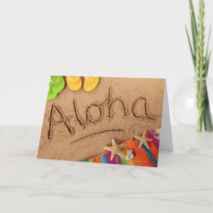 Tarjeta La palabra Aloha escrita en una playa de arena, co