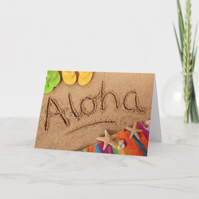 Tarjeta La palabra Aloha escrita en una playa de arena, co (Anverso)