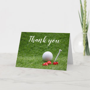 Tarjeta La pelota de golf con tee y el corazón rojo en ver