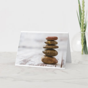 Tarjeta La pila de oscuridad coloreó piedras en el fondo