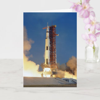 Tarjeta La Tierra tiembla cuando el Saturn V ilumina el ci