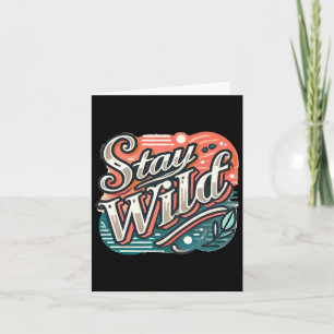 Tarjeta La tipografía con letras de moda de Stay Wild Pega