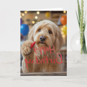 Tarjeta Labradoodle escribiendo Feliz Cumpleaños en vidrio