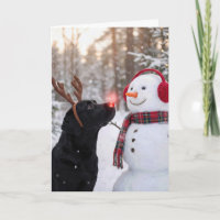 Labrador Retriever negro de Navidad con muñeco de