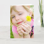 Tarjeta Ladybug y el cumpleaños de Dandelion Friend<br><div class="desc">Niña sonriente con mariquita y diente de león para el cumpleaños de un amigo</div>