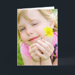 Tarjeta Ladybug y el cumpleaños de Dandelion Friend<br><div class="desc">Niña sonriente con mariquita y diente de león para el cumpleaños de un amigo</div>