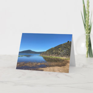 Tarjeta Lago Davis con rocas de lava, Oregón