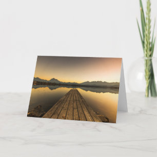 Tarjeta Lago Hopfen con un muelle y los Alpes