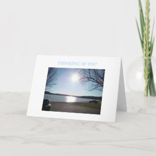 Tarjeta Lago y cielo azul soleado