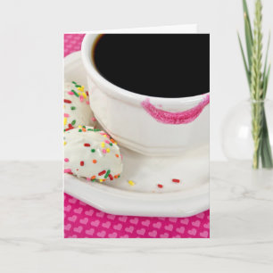 Tarjeta lápiz labial en una taza de café con galletas