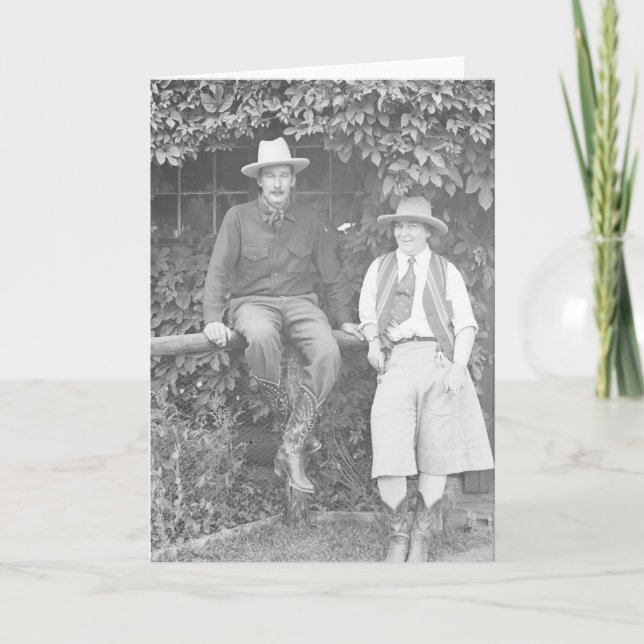 Tarjeta Larry Larom y una mujer posando. (Anverso)