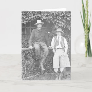Tarjeta Larry Larom y una mujer posando.