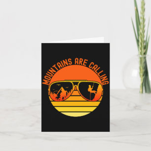 Tarjeta Las montañas llaman gafas de sol retro para escala