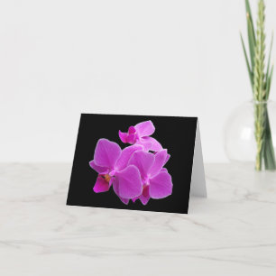 Tarjeta Las orquídeas púrpuras dramáticas en un negro