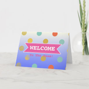 Tarjeta Lazo rosa con puntos de colores y borde blanco