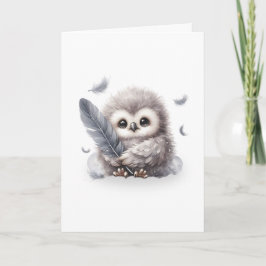 Tarjeta Lechuza redonda adorable que sostiene un plumaje e