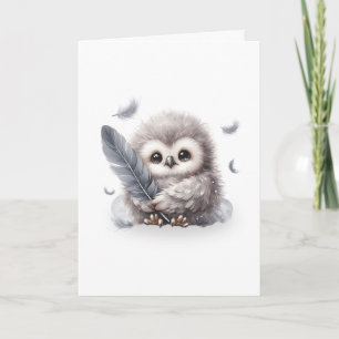 Tarjeta Lechuza redonda adorable que sostiene un plumaje e