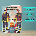 Tarjeta Lejos del cumpleaños de Cake Funny Fireman<br><div class="desc">¿Necesita una tarjeta de cumpleaños única para ese valiente amigo suyo que lucha contra el fuego? Esta magnífica carta es única y colorida y cuenta con bomberos a punto de poner las velas en una tarta de cumpleaños. Lo siguen con un mensaje sincero. Dentro hemos escrito justo el mensaje correcto...</div>