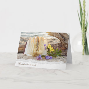 Tarjeta Libro abierto y flores sobre la madera de deriva