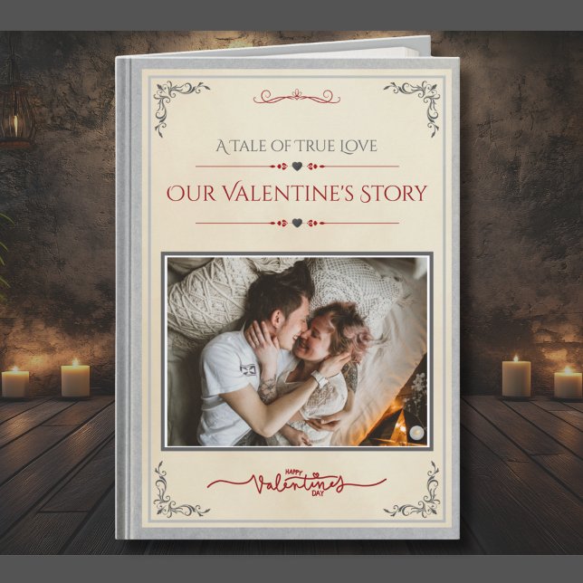 Tarjeta Libro de Cuentos de Plata Moderno para el Día de S (Move over, basic cards! This Valentine’s Day card is for couples who are writing their own rules)