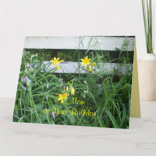 Tarjeta Lilies amarillos por cerca por su cumpleaños
