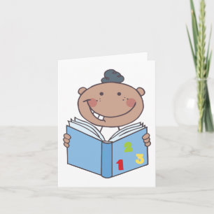 Tarjeta Lindo niño de dibujos animados leyendo un libro de