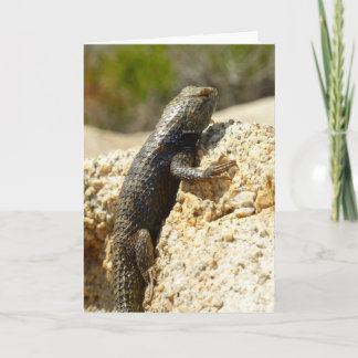 Tarjeta Lizard espinoso con respaldo amarillo en el árbol