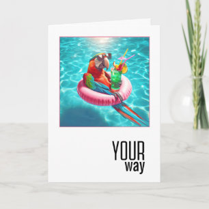 Tarjeta Loro de Macao con cóctel flotando en una piscina