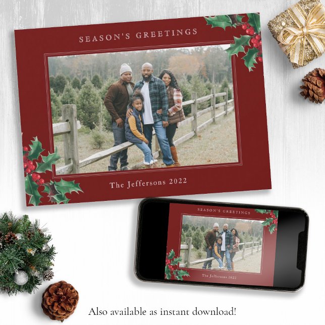 Tarjeta Los saludos clásicos de temporada de los Navidades (Season's Greetings Classic Holly Red Christmas Card)